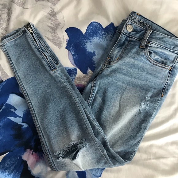 ❌ SOLD - AE Lightwash Ripped Jeans - Picture 1 of 5
